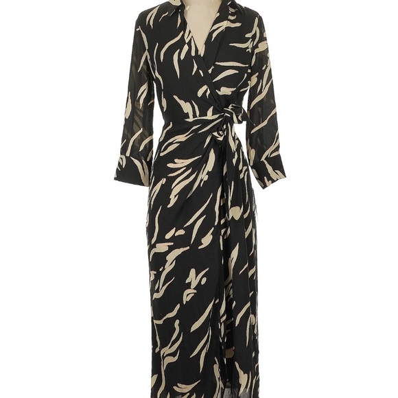 Donna Morgan Dresses & Skirts - Donna morgan Elegant Black and Cream Wrap Dress